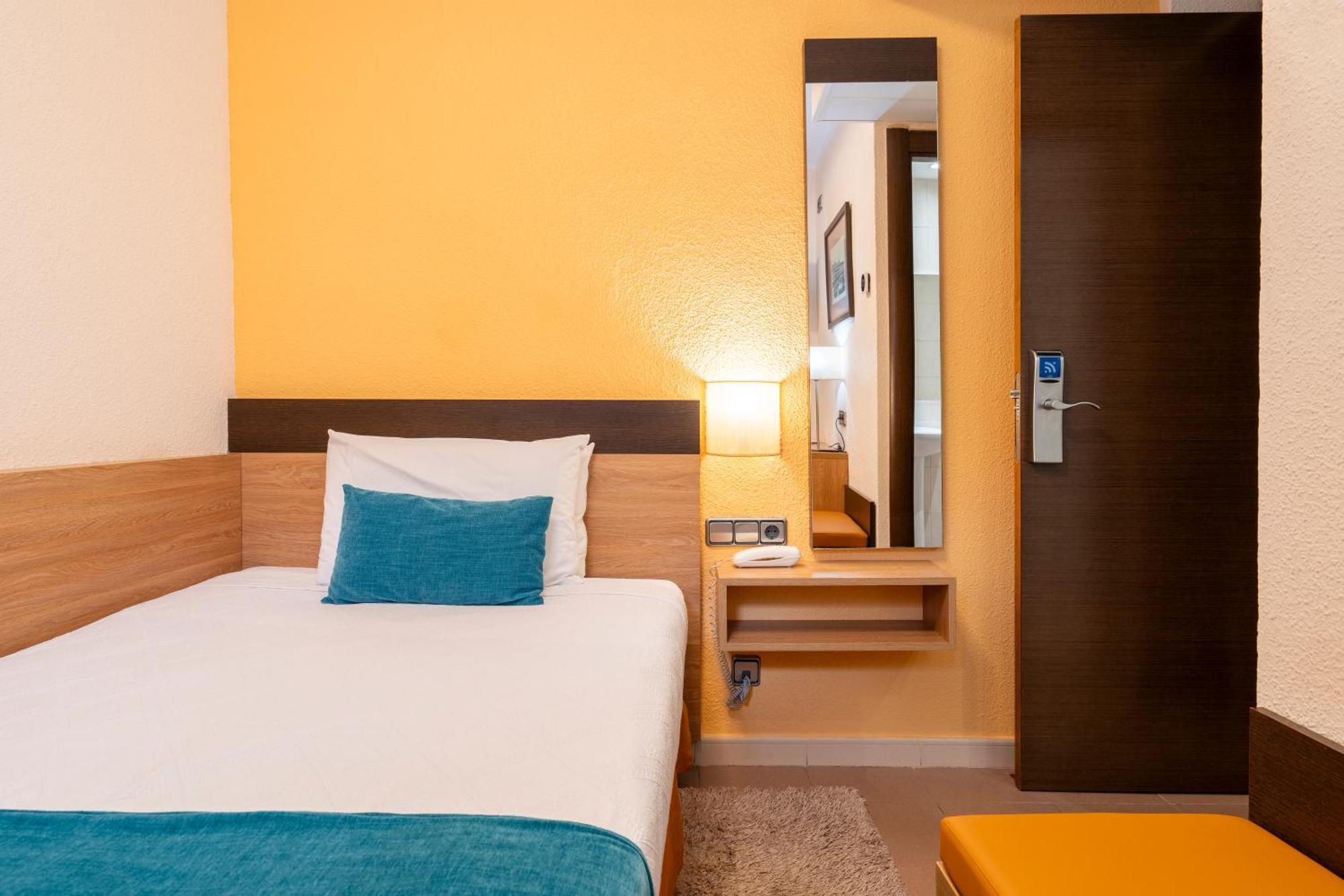 Hostal Ballesta Madrid Extérieur photo